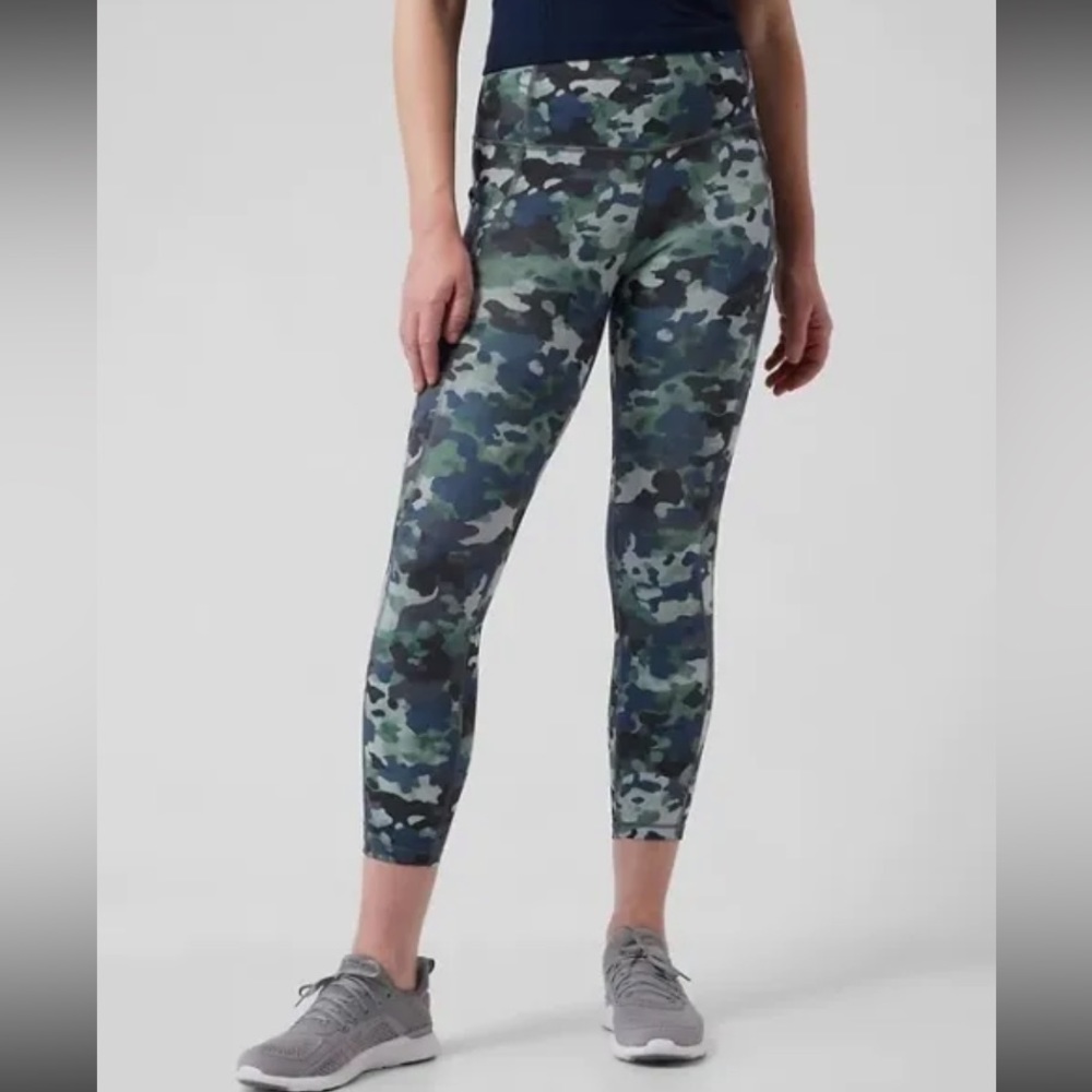 NWT Athleta‎ Ultimate Stash 7/8 Tight Leggings, Size Medium, Cloud Camo